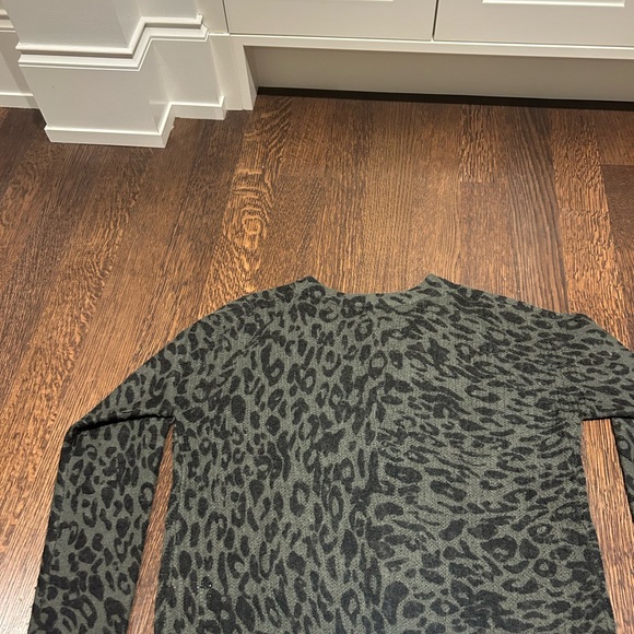 Rails - Wool Leopard Sweater. Khaki green and black. Size Small - Picture 4 of 5